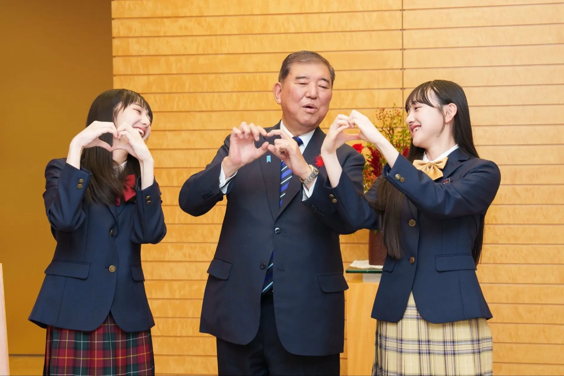 石破茂首相建議兩人「最好的方法就是反覆做你想去的學校過去十年的考題」，並為她們一邊從事偶像活動一邊準備高中考試送上了鼓勵。(圖：網絡翻攝)