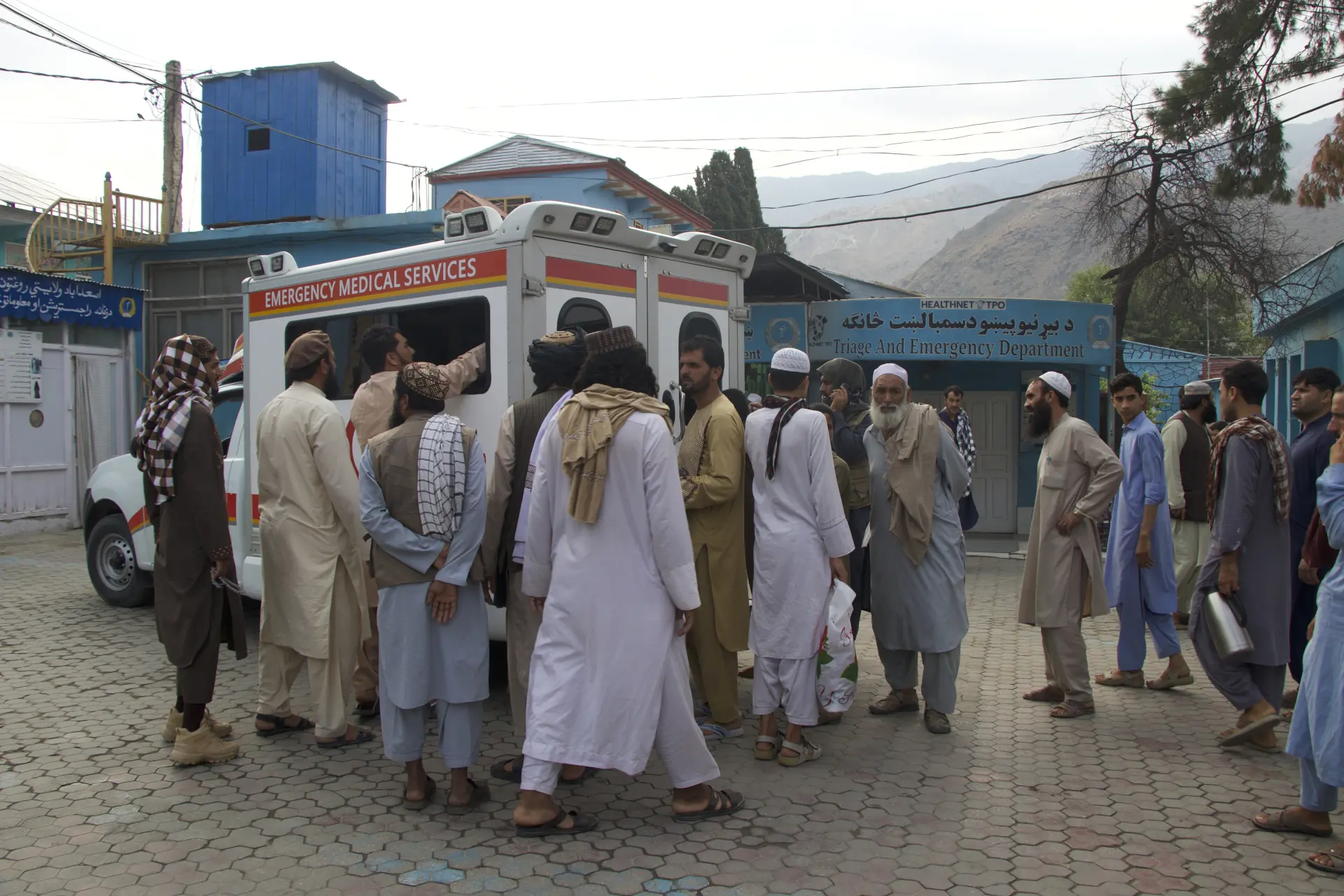 從首都喀布爾到北部巴達克珊、南部坎達哈等多省，光纖網路、手機信號陸續中斷，連衛星電視也無法使用。(圖：新華社)