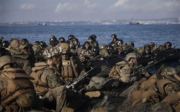 2025 年 3 月 1 日，美國海軍陸戰隊和日本陸上自衛隊在沖繩金藍海灘進行兩棲登陸訓練 美國海軍陸戰隊