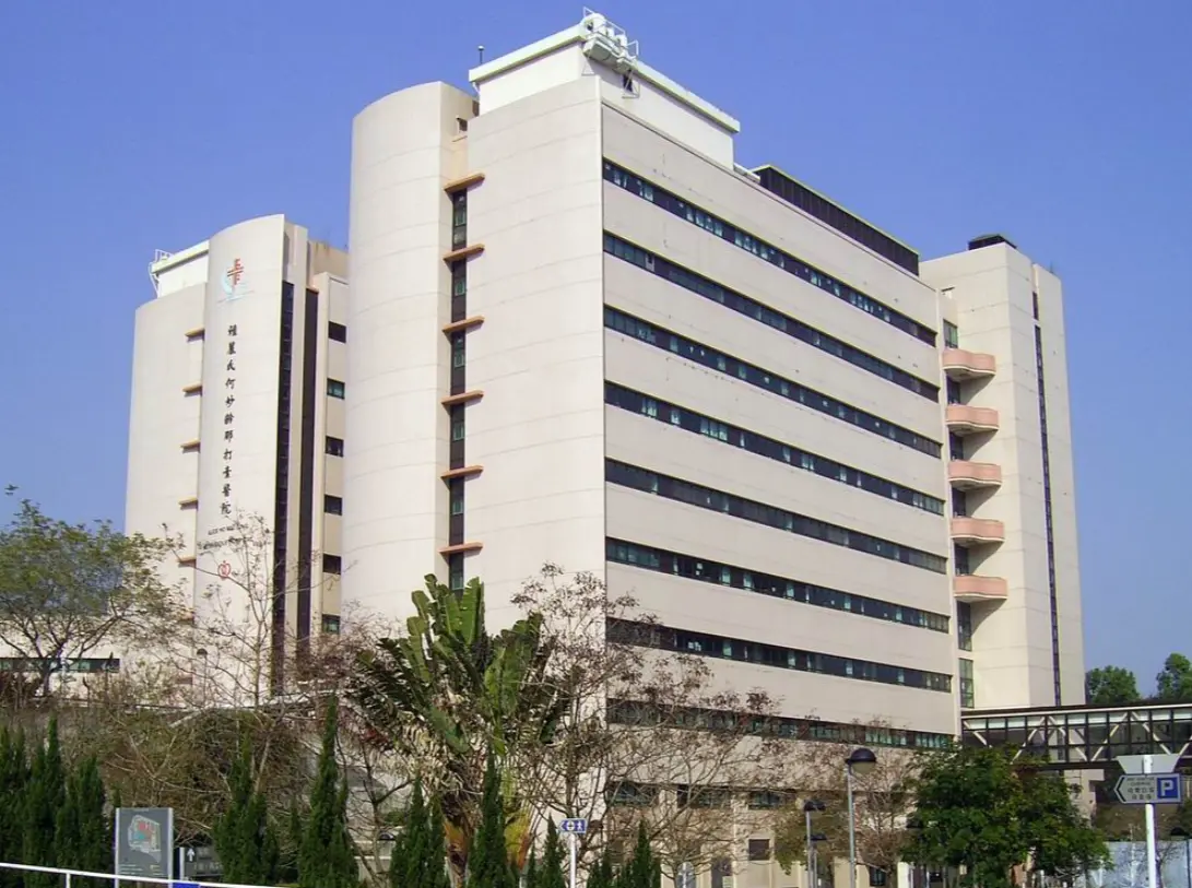 救援人員趕至時，發現男生多處受傷流血，救護員即場為其包紮止血，隨後送往大埔那打素醫院治理。(圖：網絡翻攝)