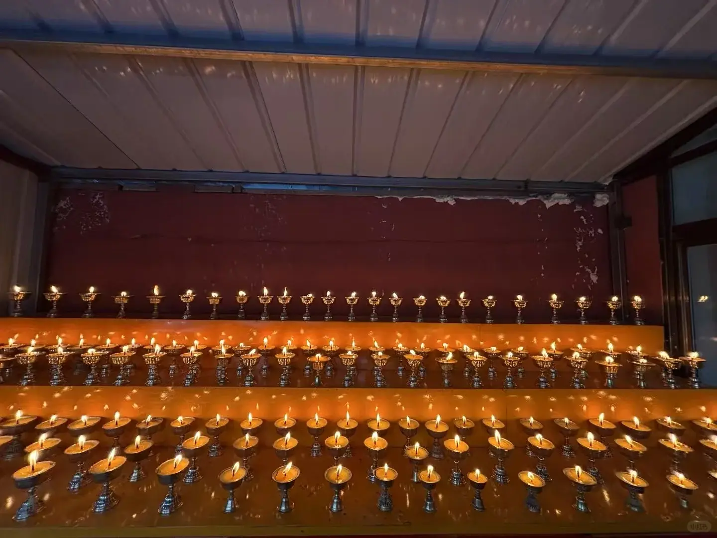 中國農曆春節點光明燈祈福成風，但命理師提醒，光明燈為活人祈福，禁替亡親、嬰靈點，違者恐倒楣整年。（示意圖來源：小紅書網友）