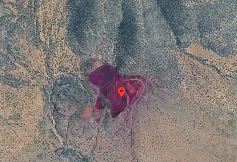 Google地圖拍到美國「沙漠流血」？230萬網友嚇瘋：末日要來了？（來源：Google地圖）