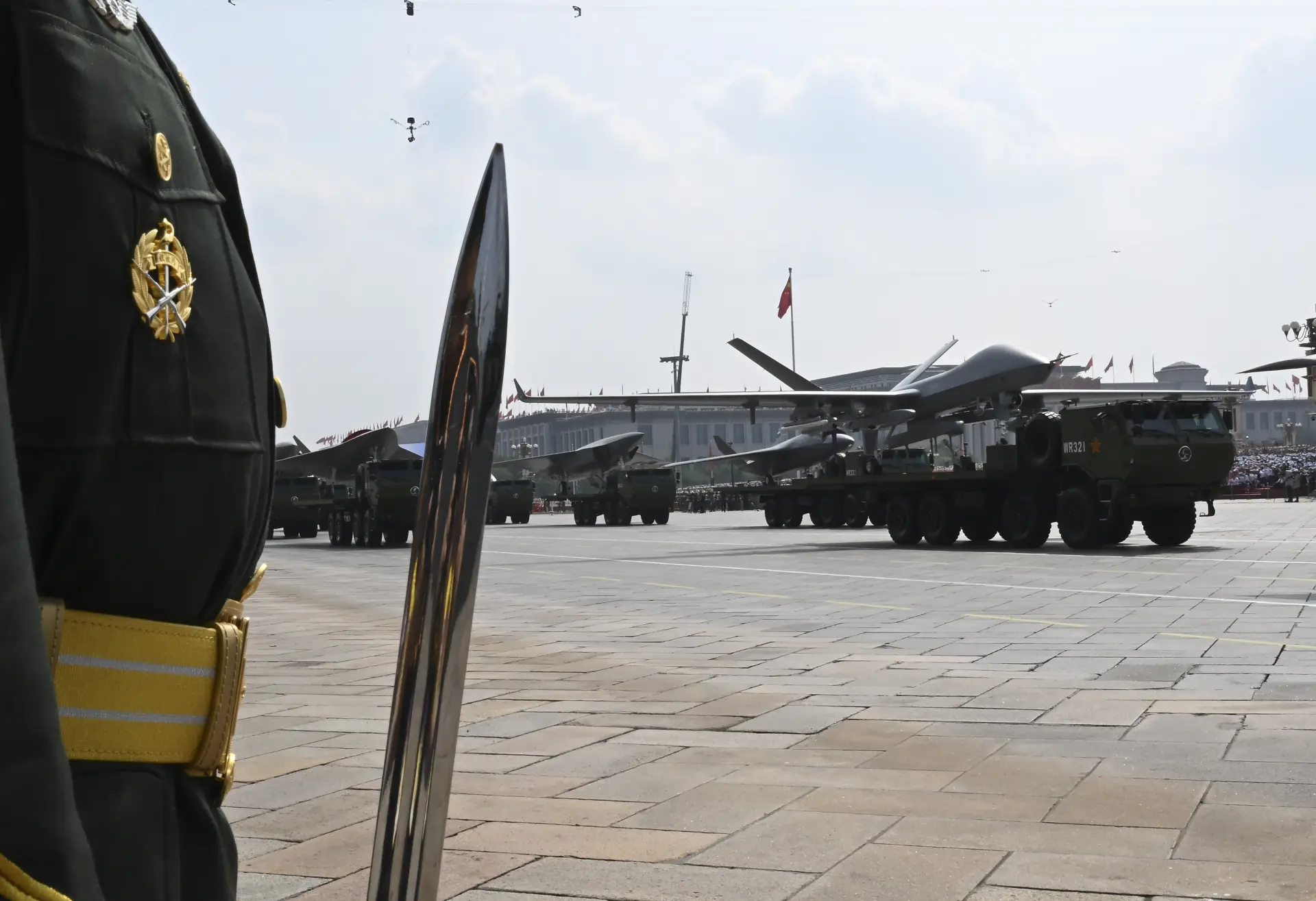 空中無人作戰方隊接受檢閱。(新華社)