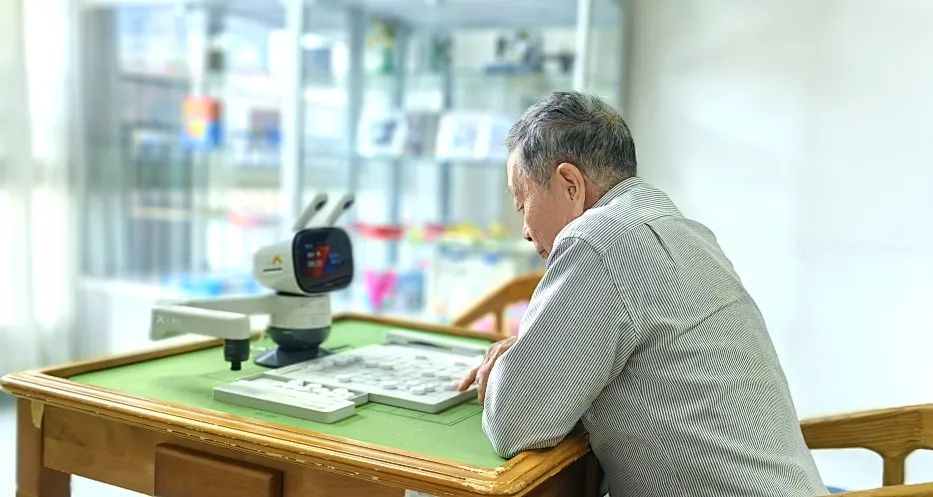 深圳市養老護理院AI機器人「棋」樂無窮。圖源:深圳市養老護理院