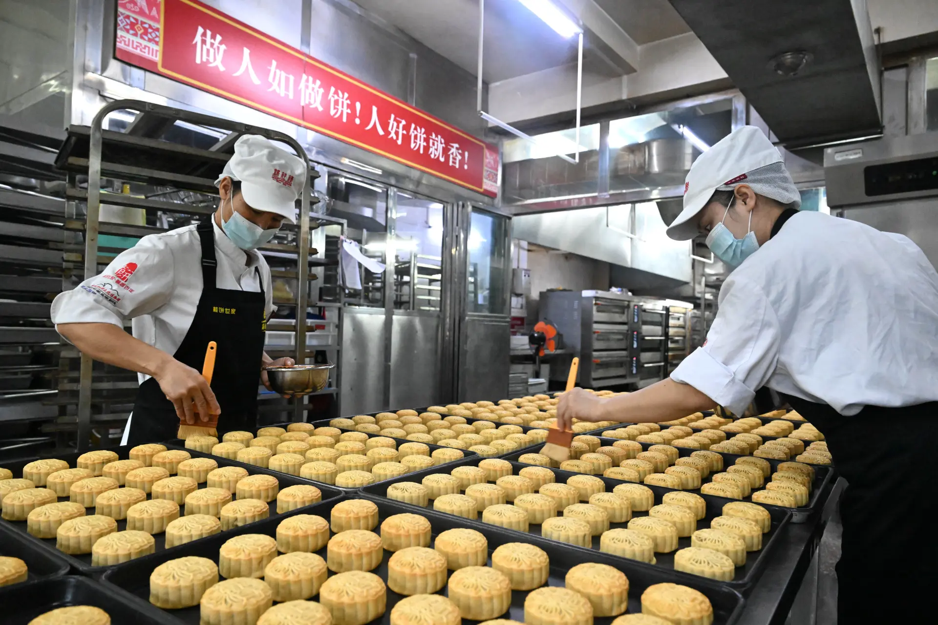 微博大 V「v-v 玉鑰匙」發表看法指出，月餅作為承載節日情感的傳統美食，過度追求奇奇怪怪的口味，可能會讓其失去原本的韻味。(圖：新華社)