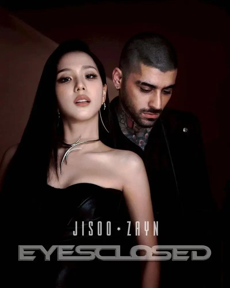 新歌〈EYES CLOSED〉將融合 Zayn 標誌性的深情 R&B 音色與 Jisoo 細膩嗓音，已曝光的短暫合唱片段充滿情感張力。宣傳照中，Jisoo 以全黑洋裝搭配煙燻妝展現成熟氣質，與 Zayn 的剪影形成強烈視覺衝擊，也暗示歌曲可能偏抒情風格。(圖片：sooyaaa__@IG)