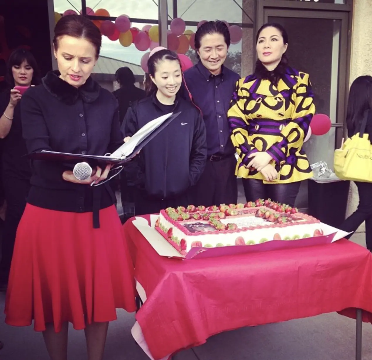 此次流出的近照，是符鈺晶母女為丈夫慶祝60歲生日的畫面。照片中她身著中式服飾，狀態絕佳、凍齡感十足，滿滿成熟女人韻味。(圖：網絡截圖)