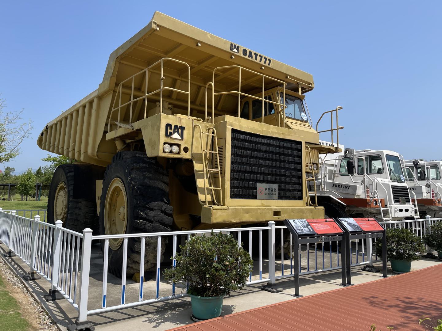 建築大壩使用的各類大型工程機械。