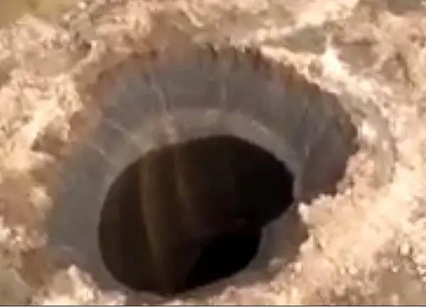 被稱為「世界盡頭（end of the world）」的俄羅斯西伯利亞亞馬爾半島（Yamal Peninsula）「世界盡頭」突現 80 公尺深巨洞，科學家猜測與全球暖化致凍土融化有關。（來源：西伯利亞時報）