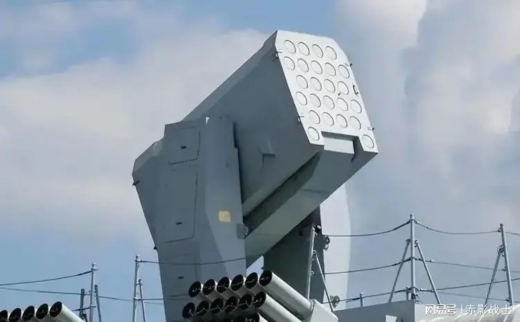 這套新型終端防空反導系統可直接沿用現役海紅旗 - 10 發射器，055、052D 無需改裝即可列裝。(網易號「赤影戰士」)