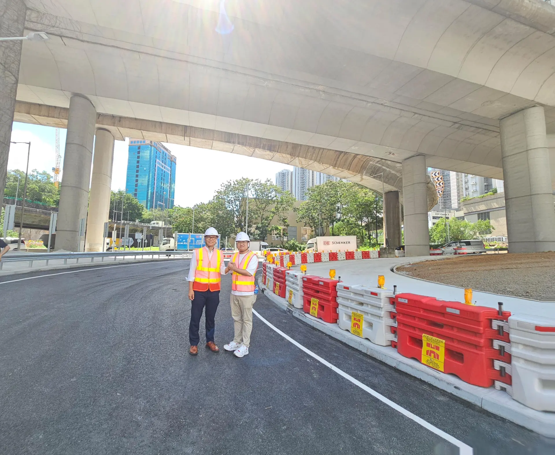 立法會議員陳恒鑌及荃灣區議員伍俊瑜（大魚），到荃青交匯處地盤視察新建單線行車道。(圖：伍俊瑜)