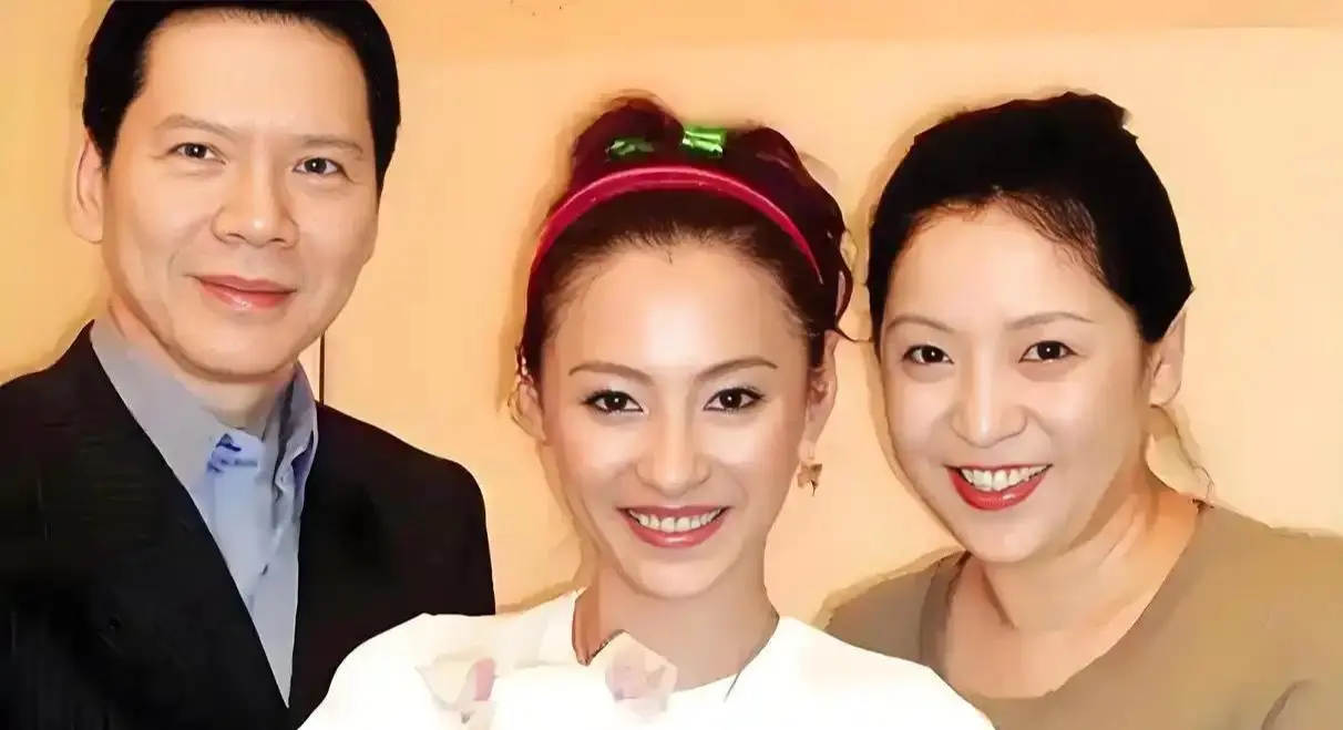 向太與張柏芝曾有過一段「母女情深」的時光，向太不僅力捧她，更曾出手解決其被黑社會威脅等難題。(圖： 網絡翻攝)