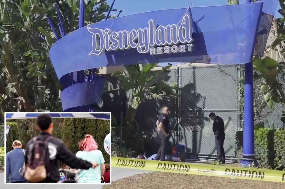 美國加州迪士尼樂園度假區（Disneyland Resort）入口藍色拱門招牌下，25日發現一名65歲男子倒地身亡，警方拉起封鎖線、架設黑布阻隔視線，現場找到啤酒罐，真正死因仍待調查。（來源：nypost@X）
