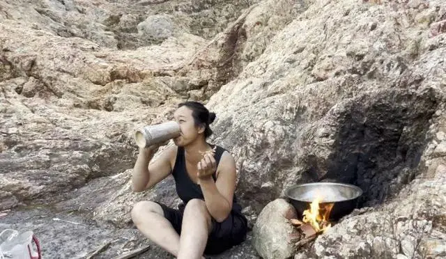 除了老鼠，她還第一次獨自獵殺了一頭羊，就連蜈蚣這類常人不敢碰的東西，也膽敢嘗試，簡直是「荒野美食家」。（來源：網絡）