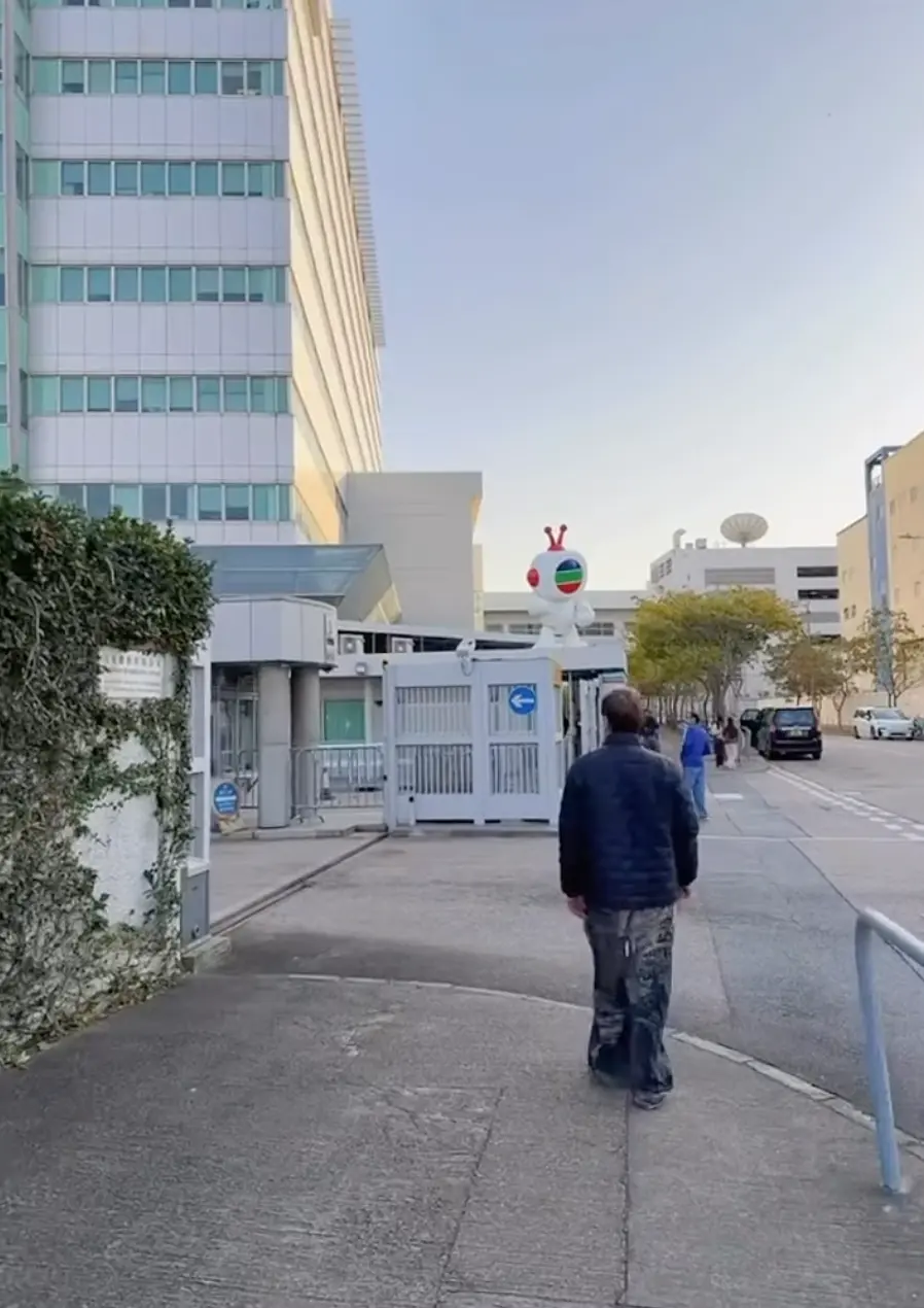 片中他一身輕便裝束，在電視城門口與 TVBuddy 合照，更邁步走向電視城閘門，並留言寫道「這條道路上我留下不少腳毛，在這裏曾經渡過了 18 年…」，並加上「TVB」「陳志雲」「志雲大師」三個標籤。(圖：chanchiwan_stephen@IG)