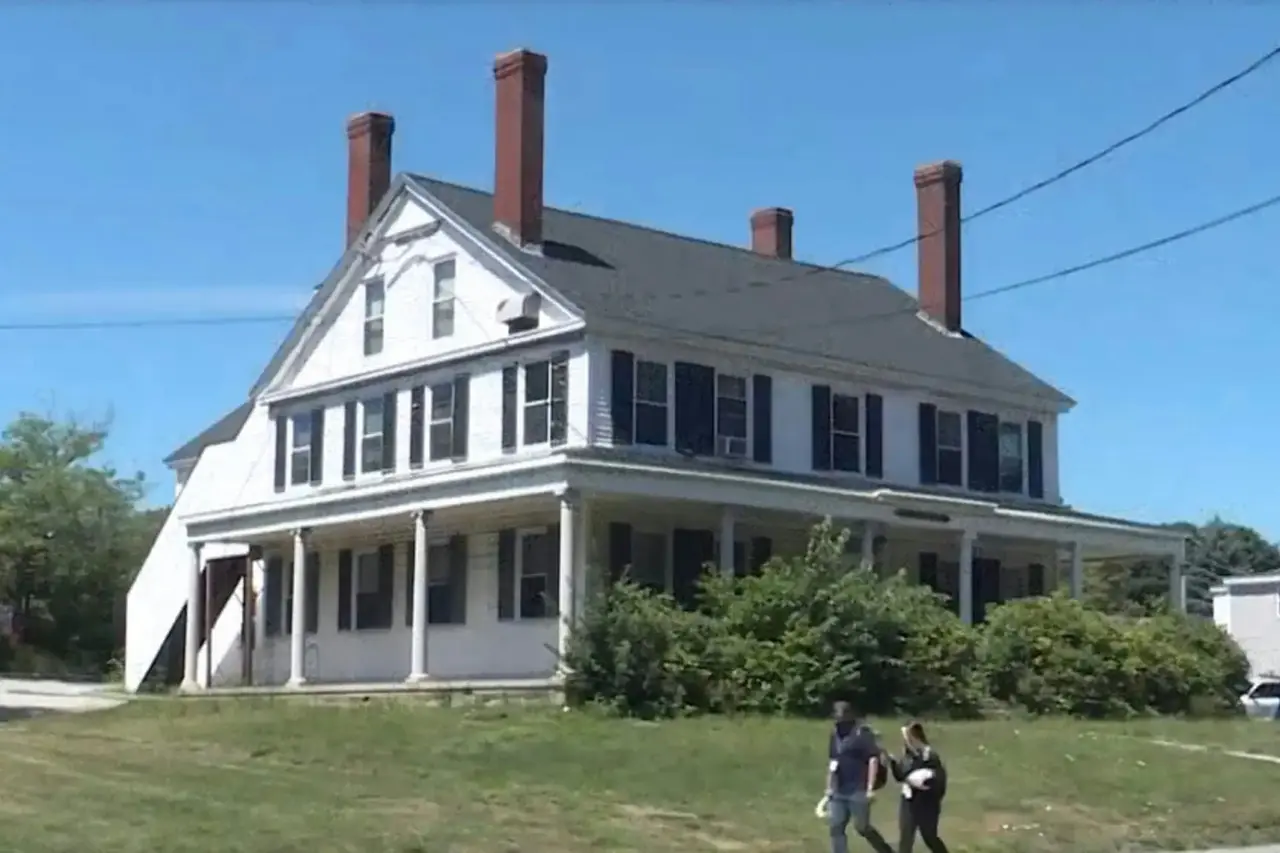 美國緬因州巴斯百年老宅迪林屋（Deering House）僅售1美元，由巴斯鋼鐵廠釋出。但買家須2027年底前整棟搬遷，逾期將遭拆除，土地用於廠區擴建。（來源：WMTV）