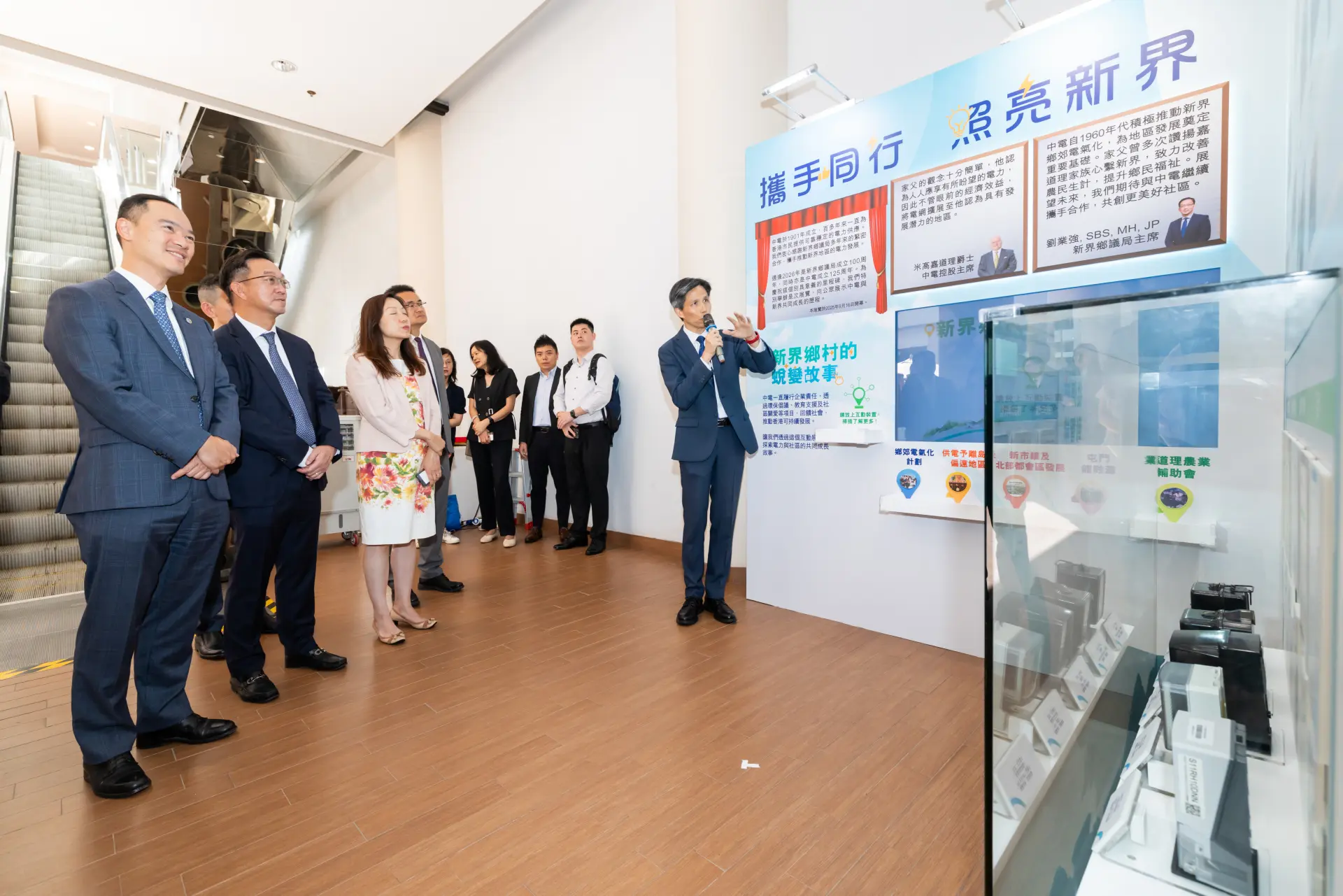 中華電力企業事務總監（對外關係）羅國有先生帶領眾嘉賓參觀展覽。