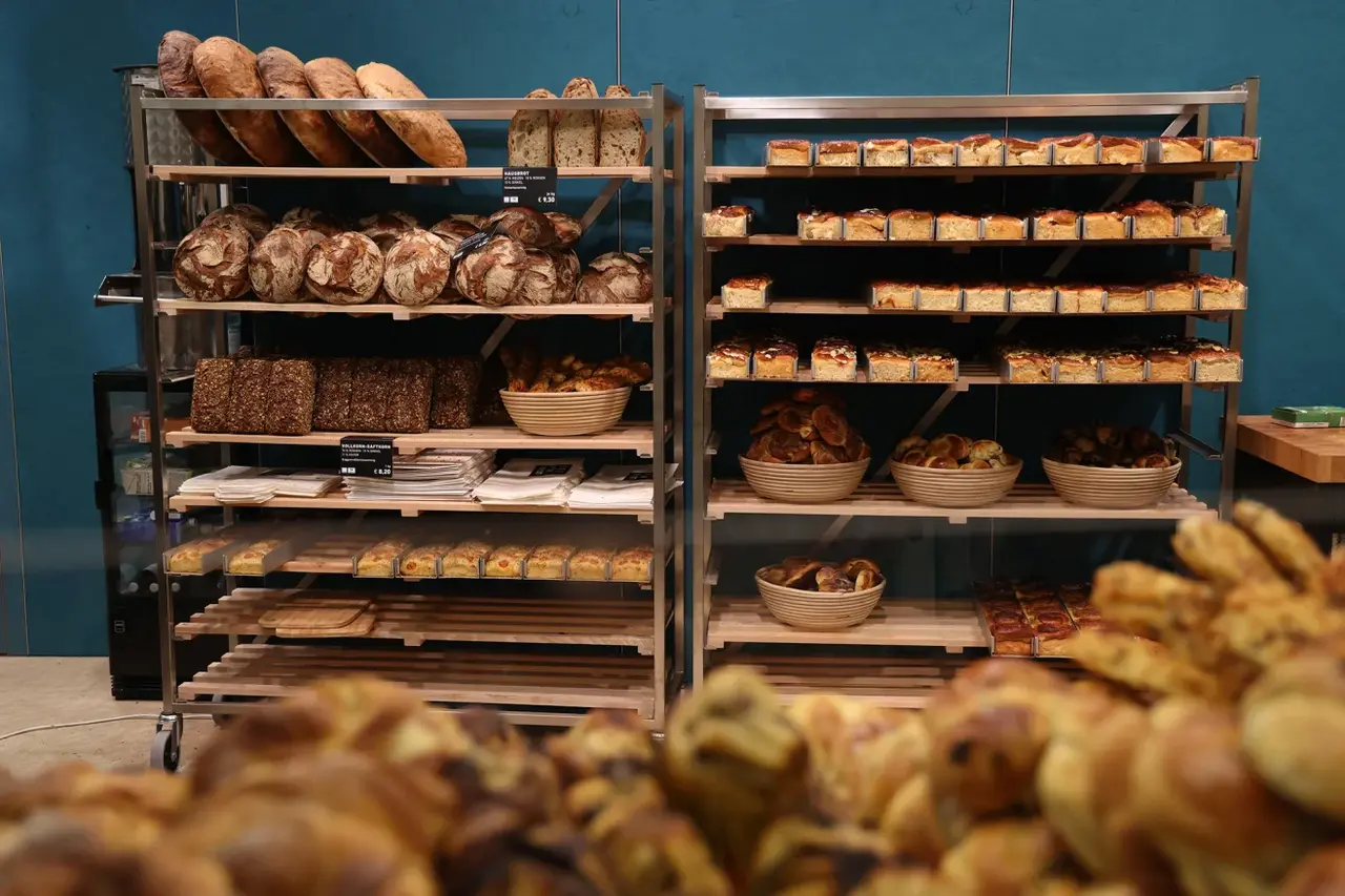 德國黑麥麵包則講究「慢功夫」：黑麥麵粉筋性低，得摻小麥粉增加韌性，還要經過長時間發酵產生獨特酸味，最後放入模具烘烤到外殼堅硬，內部紮實飽滿，吃起來越嚼越香。（來源：CNN Travel官網）