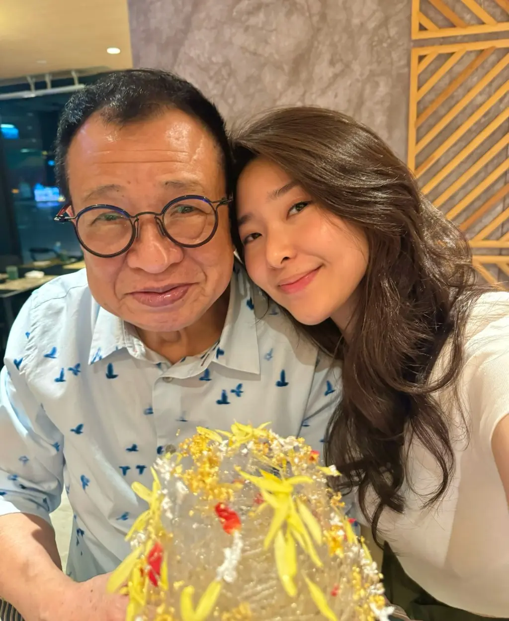 這位被影迷暱稱為「Benz 雄」的資深綠葉,向來以豪爽形象著稱,而他對獨女許惠菁(Charmaine)的寵愛更是眾所周知。許紹雄與新加坡籍太太龍嬿而於 1992 年結婚,直至 49 歲才高齡得女,對許惠菁可謂「錫到燶」,視為掌上明珠。(圖:網絡翻攝)