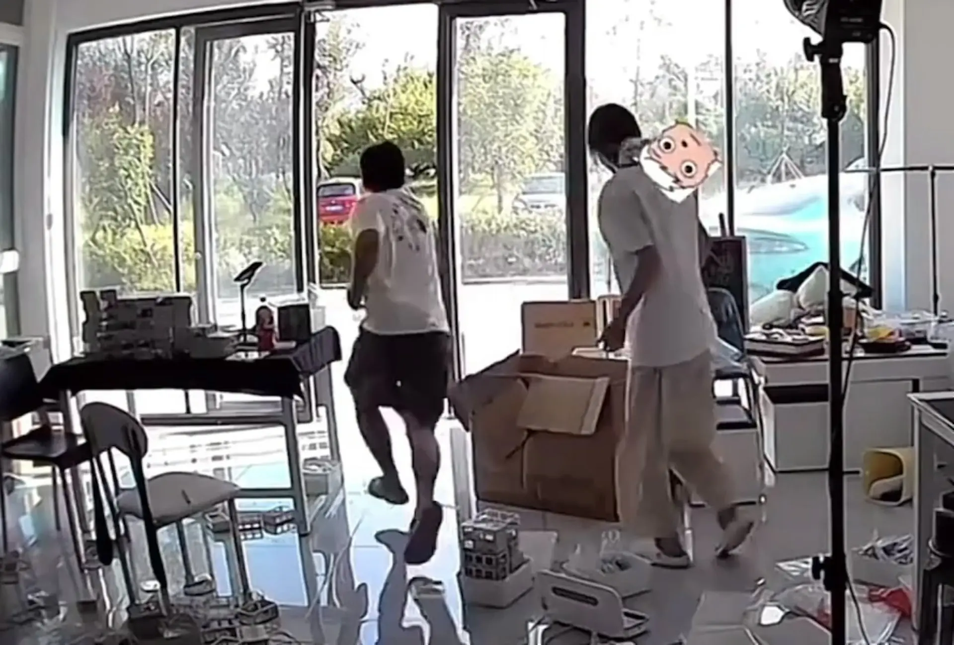 室內的車主夫婦聞聲驚慌追出，才及時攔停未釀禍害。這段「賽博靈異」場景讓「小米汽車突然自己開走」話題迅速衝上微博熱搜。​(圖：視頻翻攝)