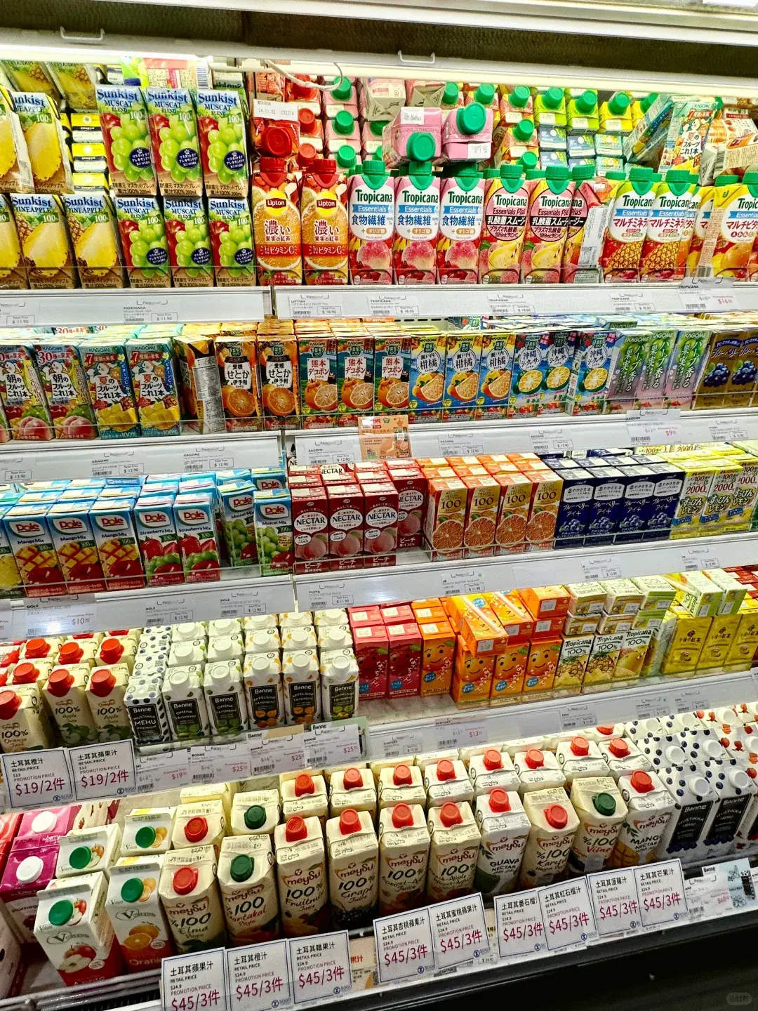 夏天暢飲的「果汁飲料」，包裝上畫著鮮嫩多汁的水果，配料表第一位卻是水，第二位就是白砂糖或果葡糖漿。（示意圖來源：小紅書）