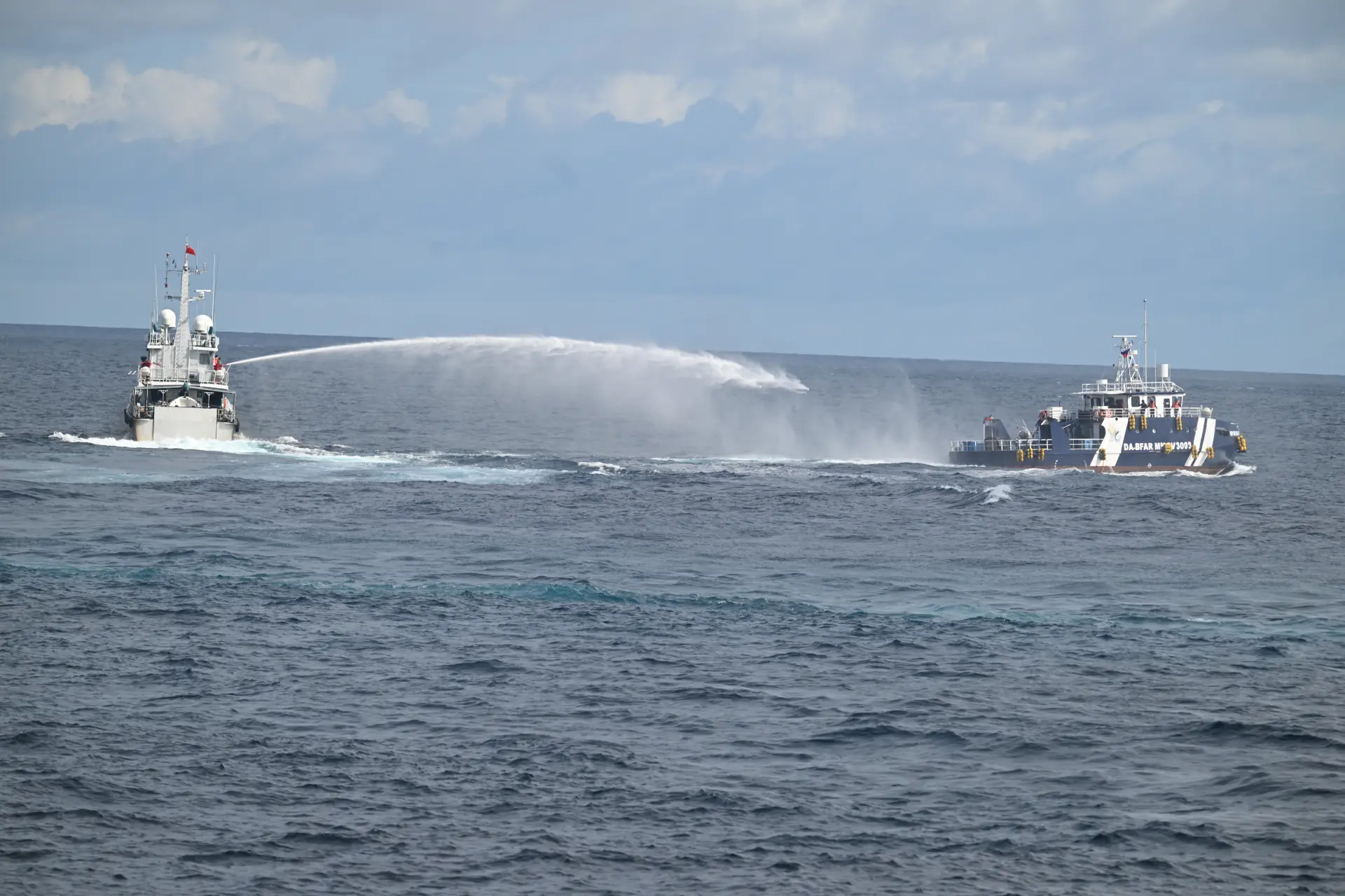 中國海警 21559 號艇直接向菲方「帕格布亞拿督號」（BRP Datu Pagbuaya）發射水炮，三分鐘後又撞擊該船船尾。​(圖：新華社)