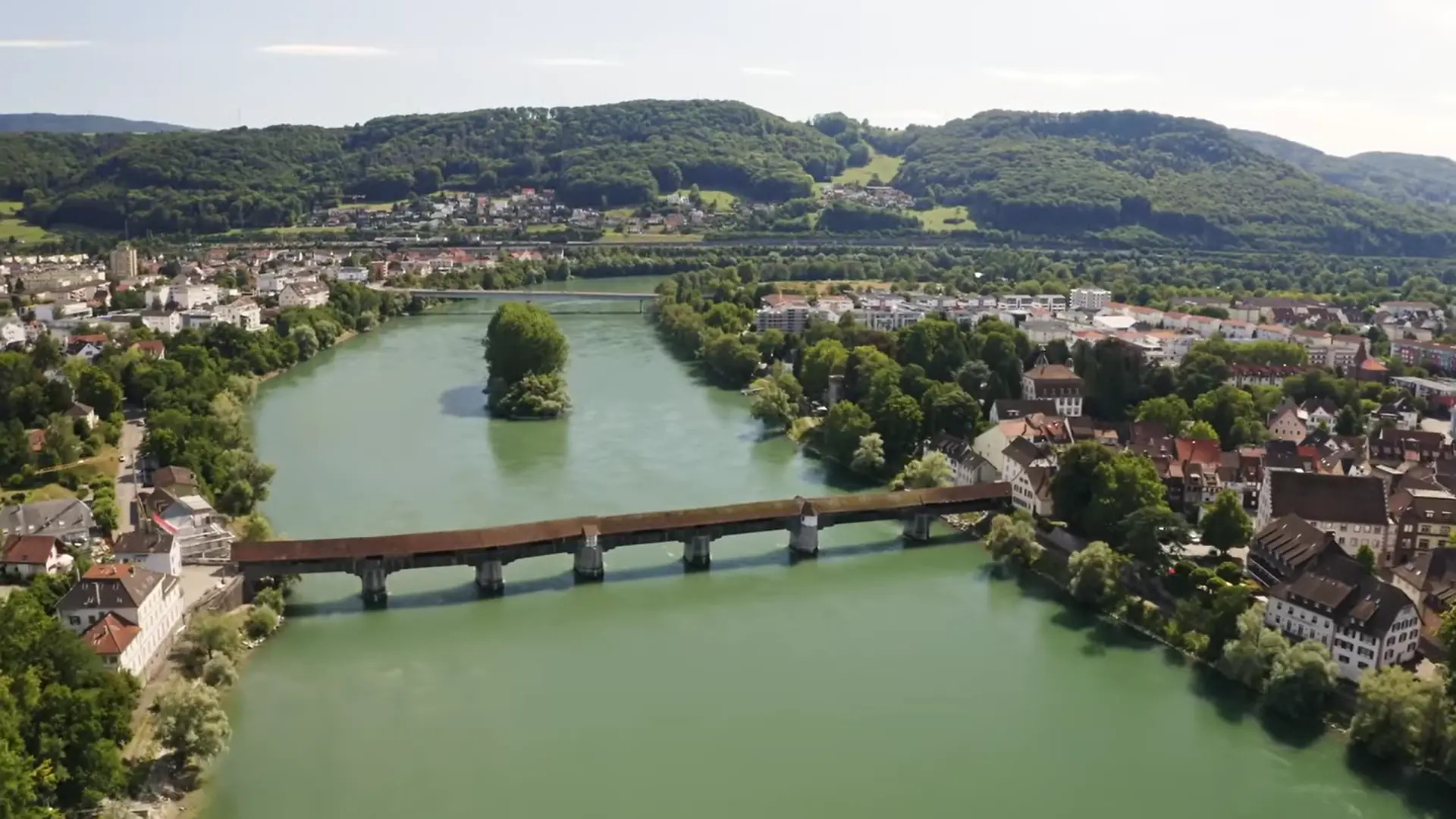 擁有逾450年歷史的巴特塞金根古橋（Holzbrücke Säckingen），是歐洲最長木造有頂廊橋，橫跨萊茵河連結瑞德兩國，無邊境審查，數百年來塑造兩岸居民獨特的跨國生活模式。（來源： Bad Säckingen - Tourismus- und Kulturamt@YouTube）