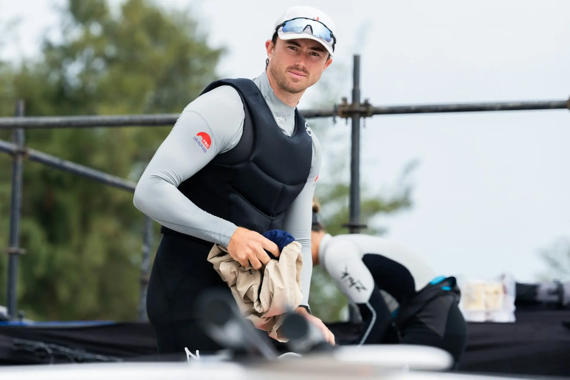 「貝俊龍」這個頗具氣魄的中文名，背後還有一段趣聞。2018 年，為了參加雅加達亞運，他申請香港特區護照時需要填寫中文名，於是與體能教練僅花了 5 分鐘便敲定。（圖：中國香港帆船運動總會）