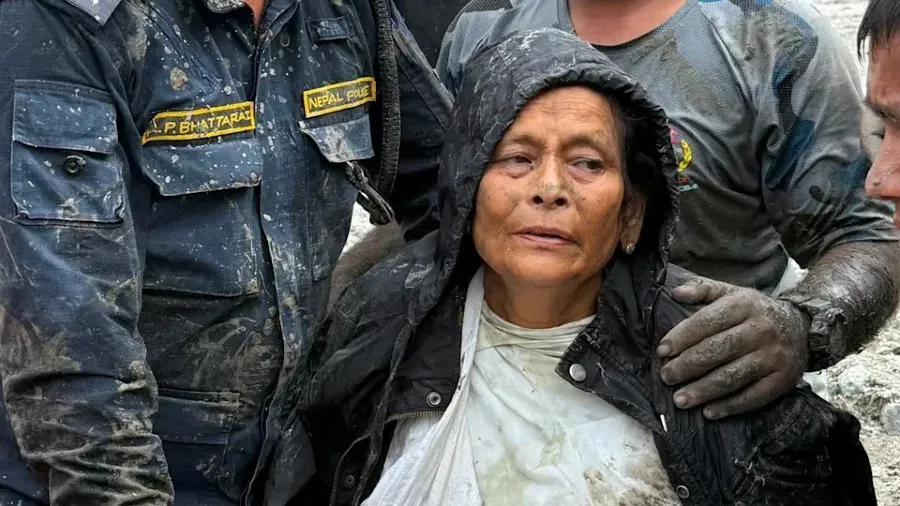 尼泊爾土石流奇蹟生還！64歲婦女遭埋10天獲救，家人已準備辦喪事的封面圖片
