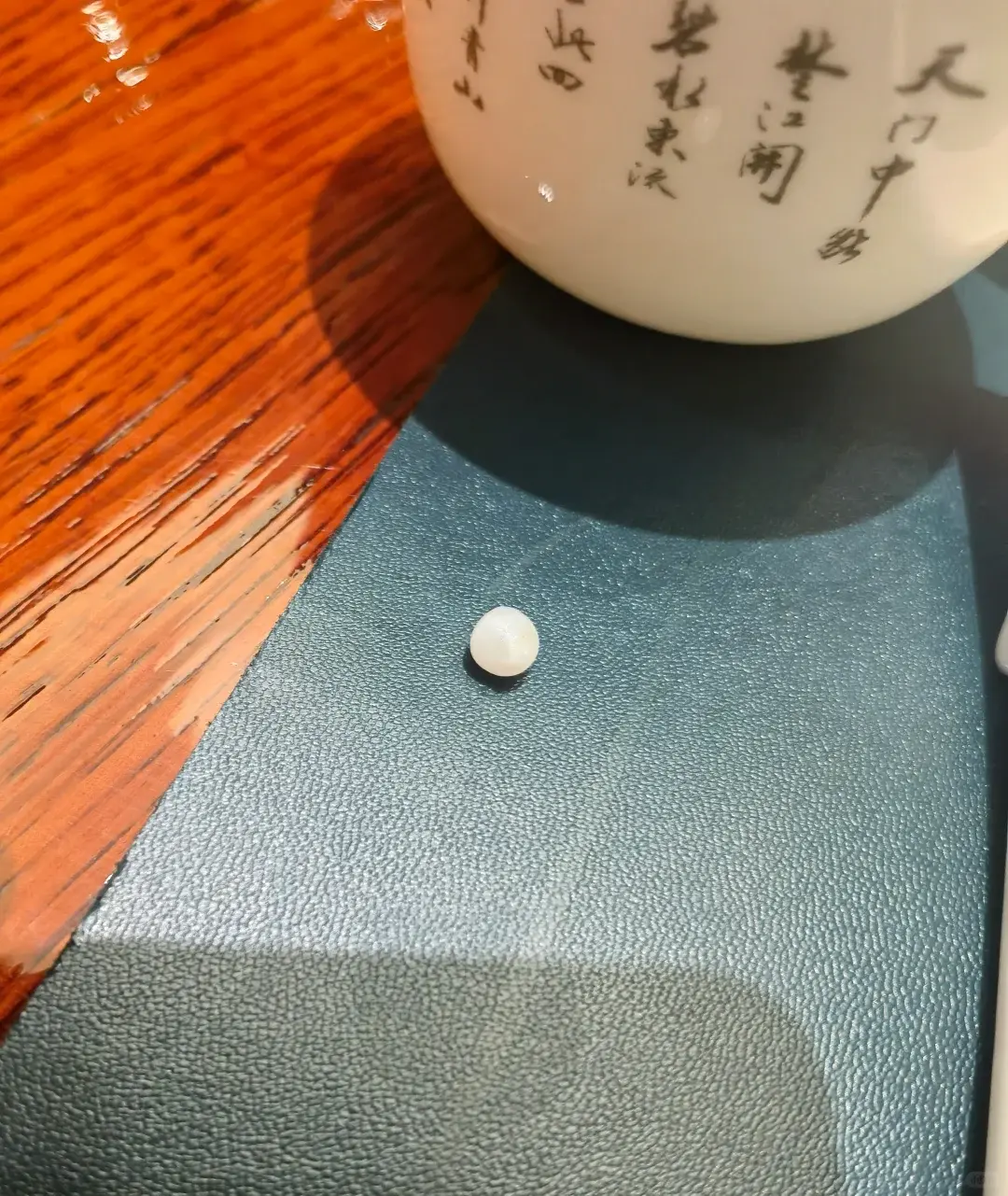 蠔珠是生蠔體內闖進外來異物後，慢慢分泌珍珠質一層層包裹形成的，不僅要異物剛剛好闖進合適的位置，還要生蠔花費漫長時間打磨，比沙礫成珠還要艱難。（示意圖來源：小紅書網友）