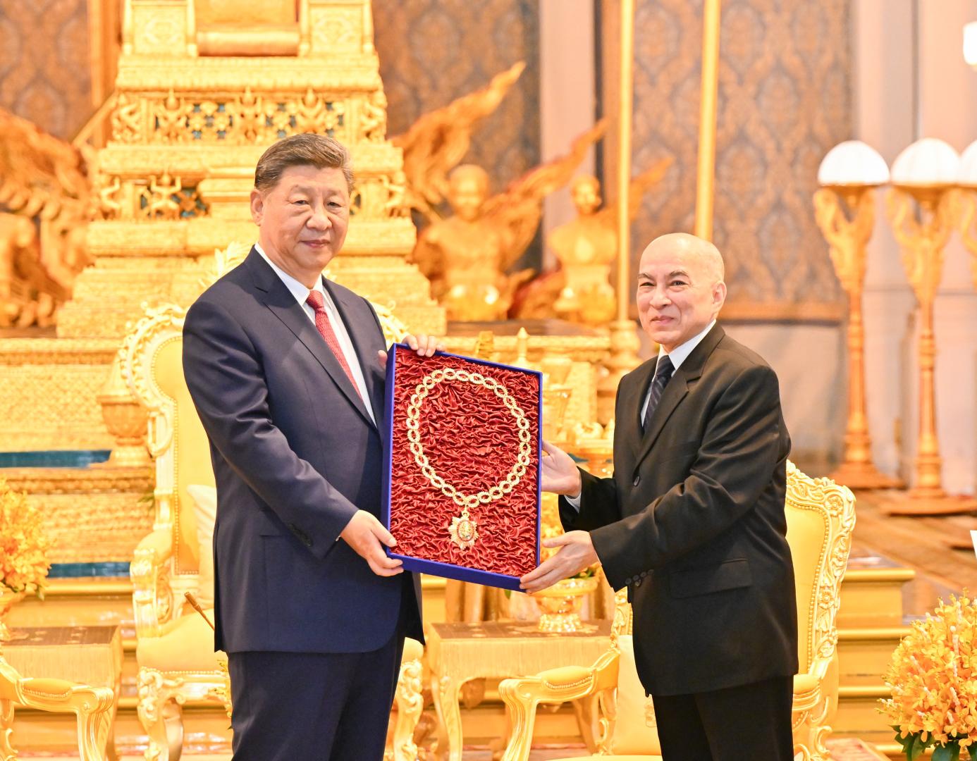 4月17日下午，柬埔寨國王西哈莫尼同中國國家主席習近平在金邊王宮舉行會見。這是西哈莫尼向習近平頒授“柬埔寨王國民族獨立大項鏈級勳章”。(新華社)