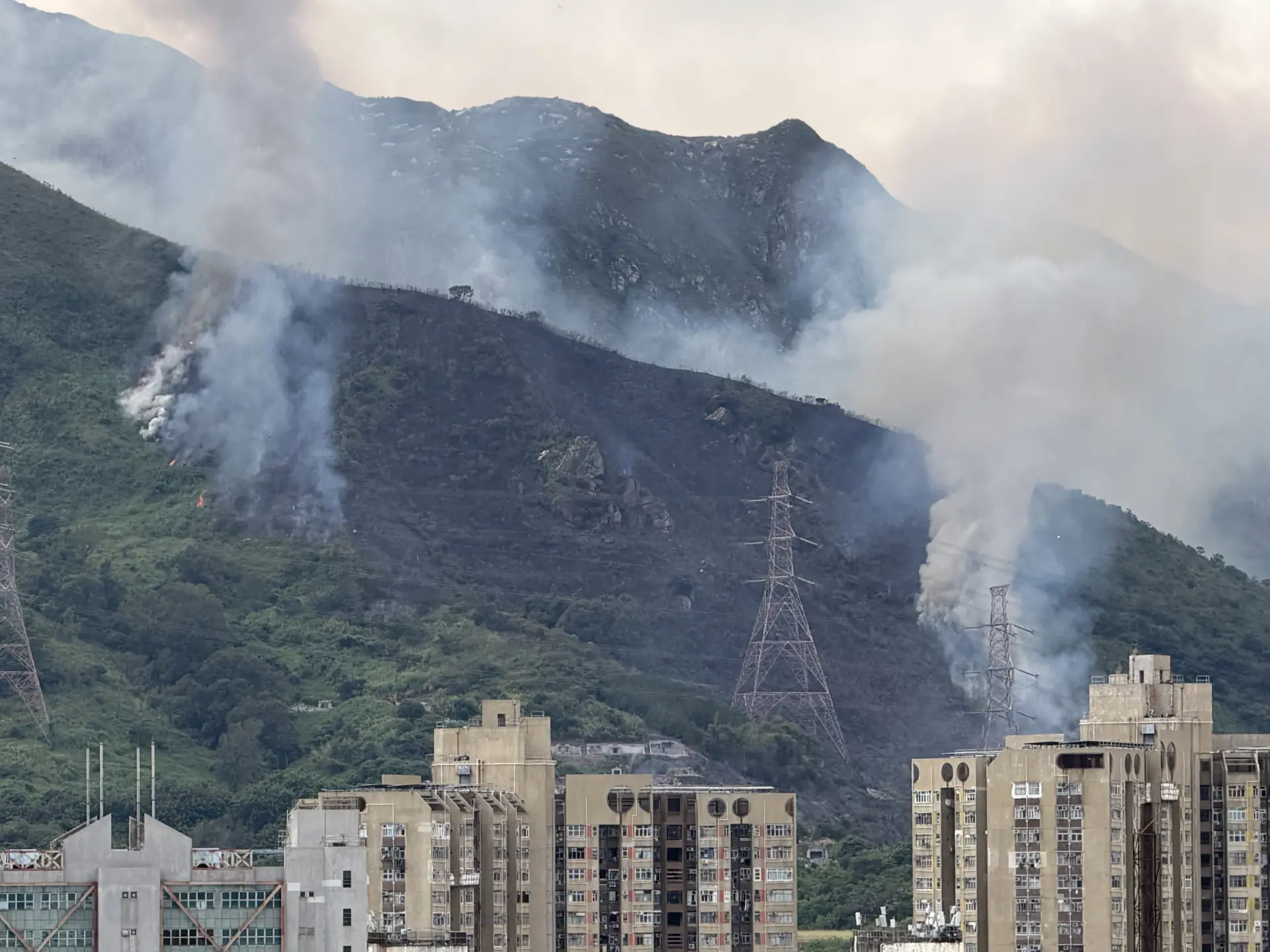 今日（25 日）中午 12 時許，屯門青山鄰近屯門食水配水庫一處山坡發生山火，該處一片約 10 米乘 20 米的草叢起火焚燒，火舌向上竄起，現場冒出大量濃煙。(圖：網絡截圖)