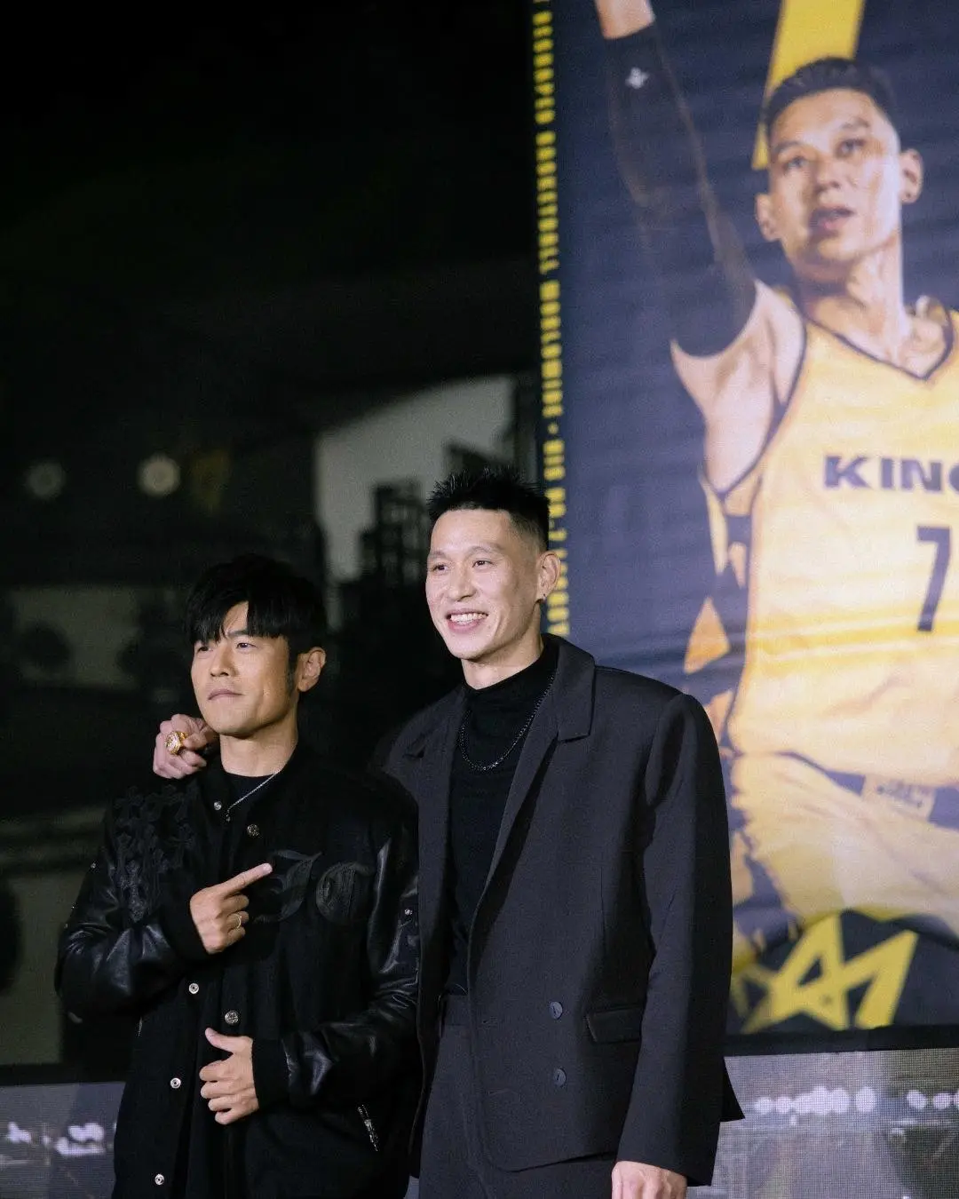 儀式現場，周杰倫與林書豪一同倒數見證7號球衣高掛新莊體育館的歷史時刻，台上他幽默爆料林書豪相當擅長「垃圾話」，逗得全場笑聲不斷，同時盛讚對方是「傳奇人物」，直言能與這樣的傳奇成為朋友感到相當榮幸。(圖：Jeremy Lin 林書豪@FB)