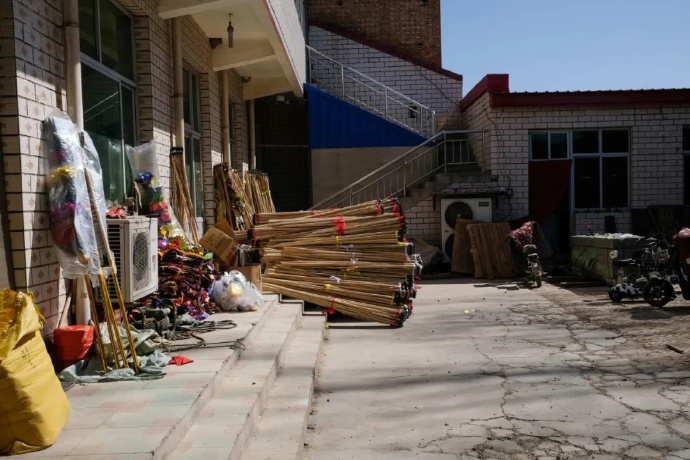 米北莊裏製造花圈的作坊。（來源：微信公眾號 @冷杉 RECORD 李禾）