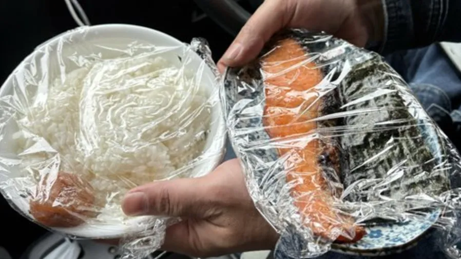 日男懶人帶餐法！連盤帶菜塞包包，網友笑翻稱狠角色的封面圖片