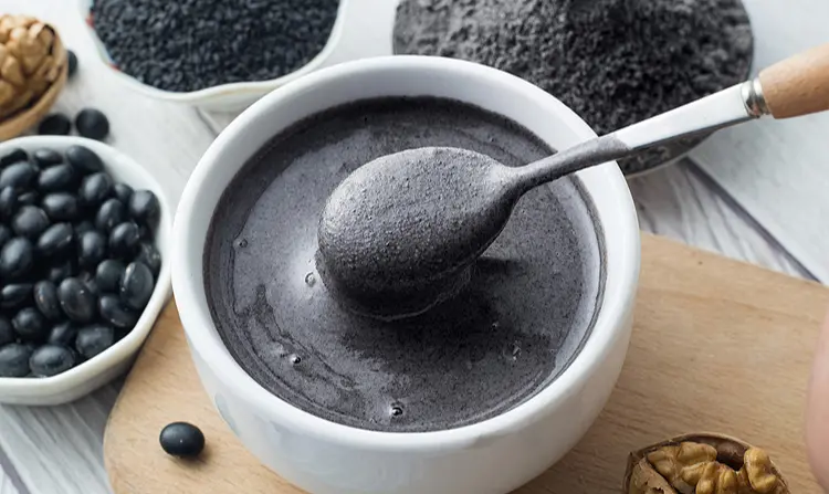 黑豆50克泡4小時（溫水泡2小時也行），加黑芝麻30克、糯米20克，放豆漿機選米糊模式，早晚喝一碗，暖胃又養髮。（示意圖來源：網絡）