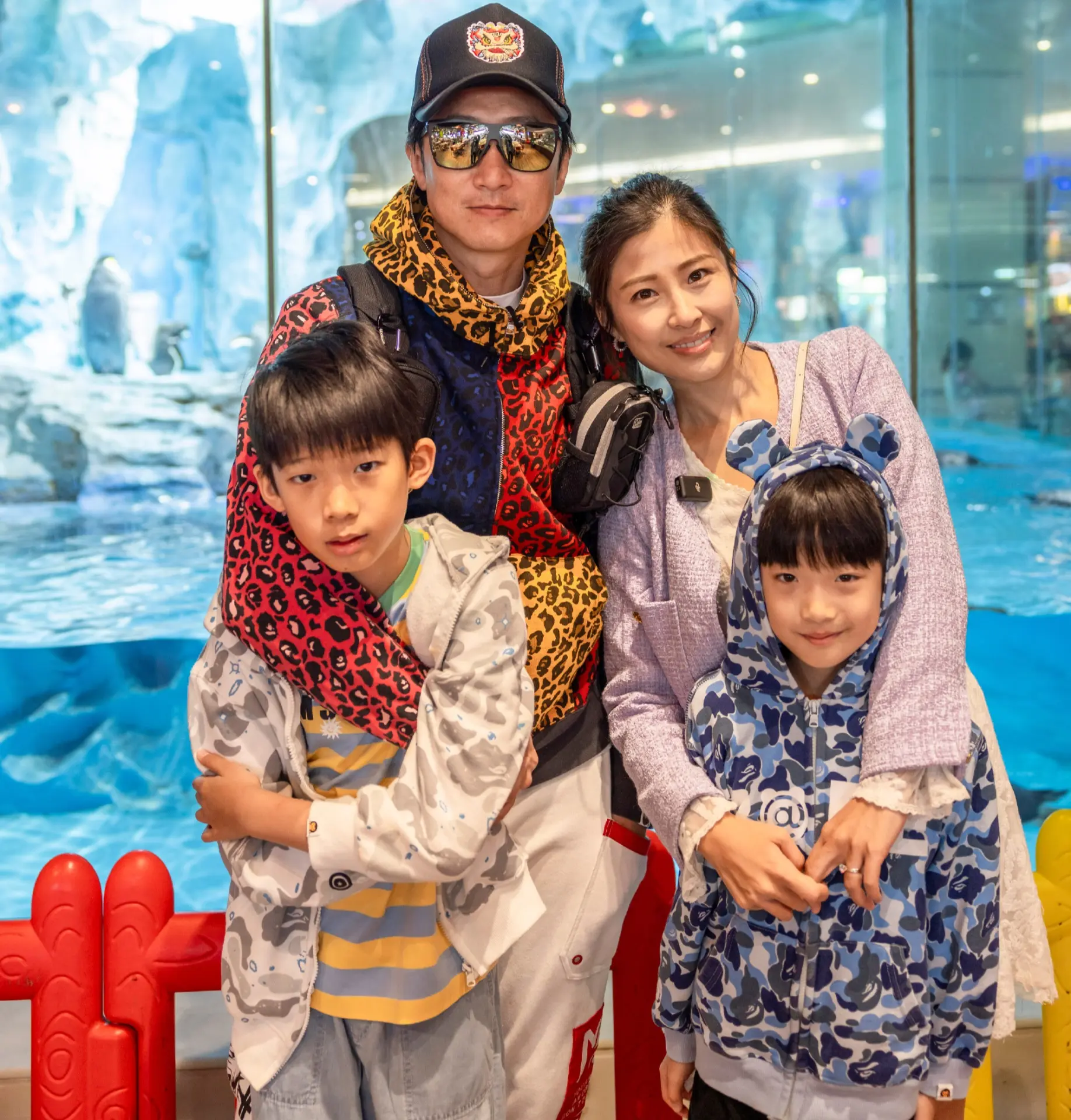 這份溫暖背後，是無數艱難時刻的支撐。周家蔚透露，疫情期間是她最崩潰的階段——洪天明先後兩次長駐內地，合計離家超過一年，她要獨自照顧兩個兒子、兩位媽媽（洪天明母親與自己母親）。(圖：周家蔚JanetChow@微博)