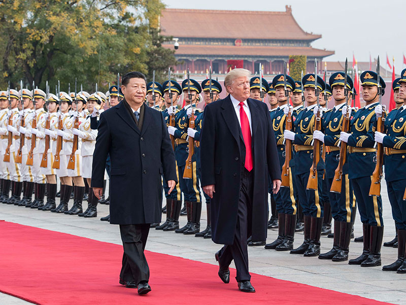 國家主席習近平陪同美國總統特朗普檢閱中國人民解放軍三軍儀仗隊。(新華社資料圖片)