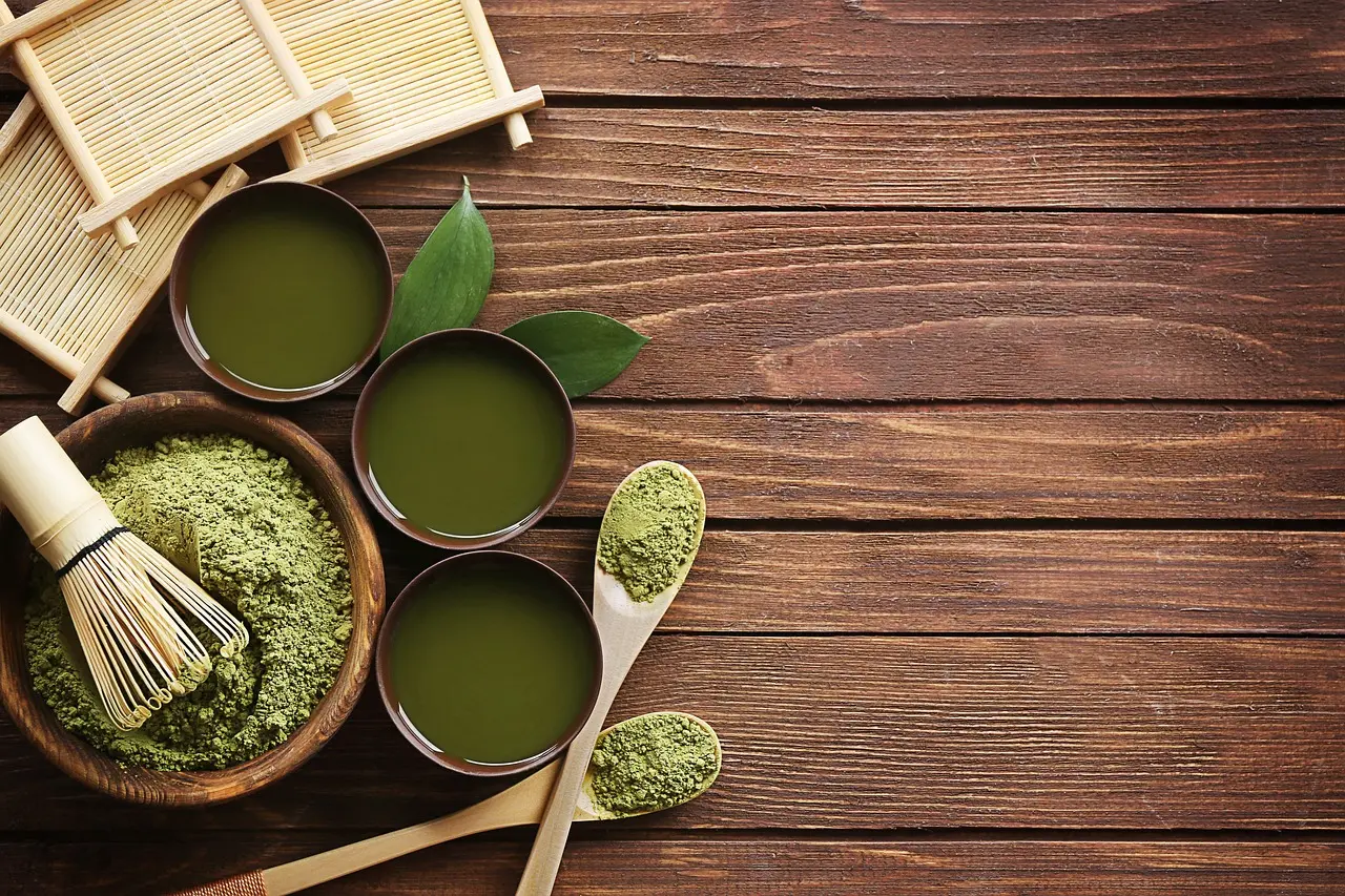 多數人誤以為抹茶是普通綠茶粉，實則兩者截然不同。本文依中國國標拆解抹茶真實茶底、頂配種植與加工工藝，揭秘抹茶源於中國的發展歷史，同時提醒大眾抹茶飲用的注意事項。（示意圖來源：pixabay）
