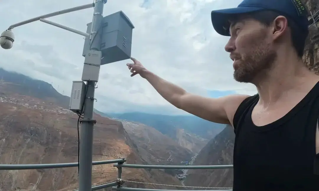 湯米發現懸崖上竟然有中國通信商安裝的信號盒子。圖片來源：湯米 Sabbatical「油管」（YouTube）視頻截圖