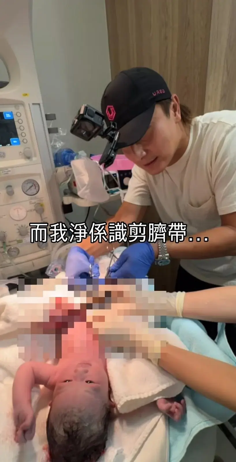 影片中不僅記錄了溫馨的生產瞬間，更可見方力申親自為女兒剪臍帶的珍貴畫面，最後他更附上一家三口的幸福全家福，畫面溫馨動人。(圖：視頻截圖)