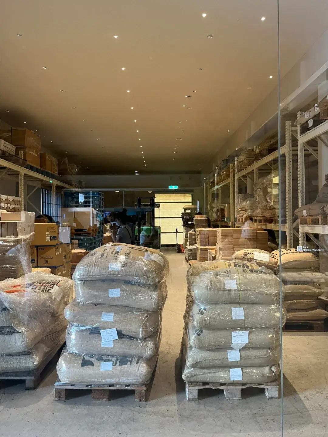 釜山影島海邊，韓國首位WBC冠軍全珠妍的MOMOS COFFEE烘豆廠藏於無招牌倉庫中。工業風環境，咖啡與甜點出色，交通便利，是釜山咖啡之旅必訪地。（示意圖來源：小紅書網友）