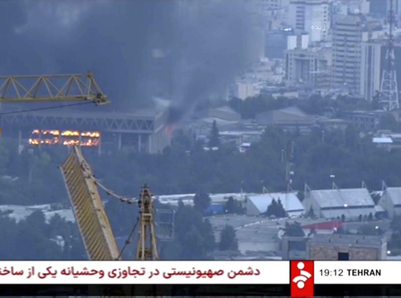 伊朗國家電視台16日發布的電視台遭以色列攻擊(視頻截圖)