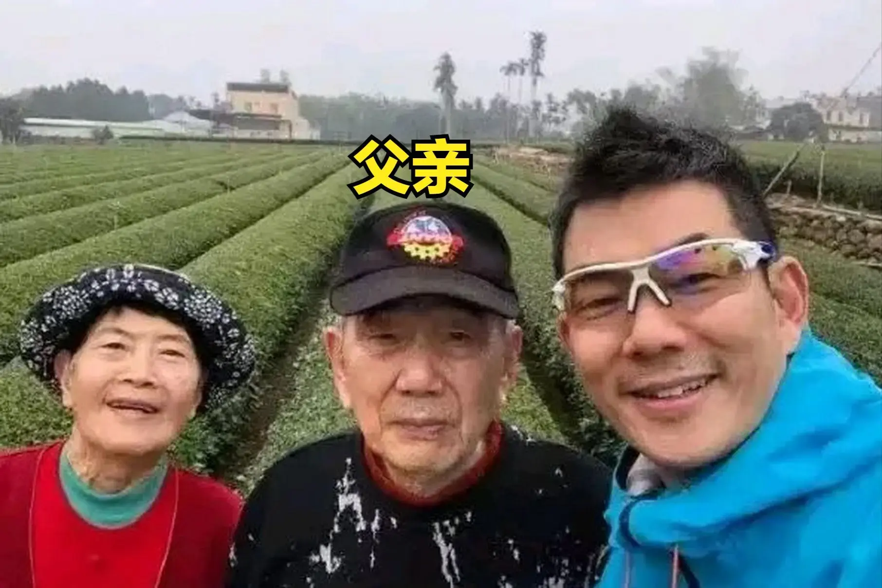 任賢齊帶著90 多歲的父親回武漢拜年時，還悄悄回到老宅探望。(網絡截圖)