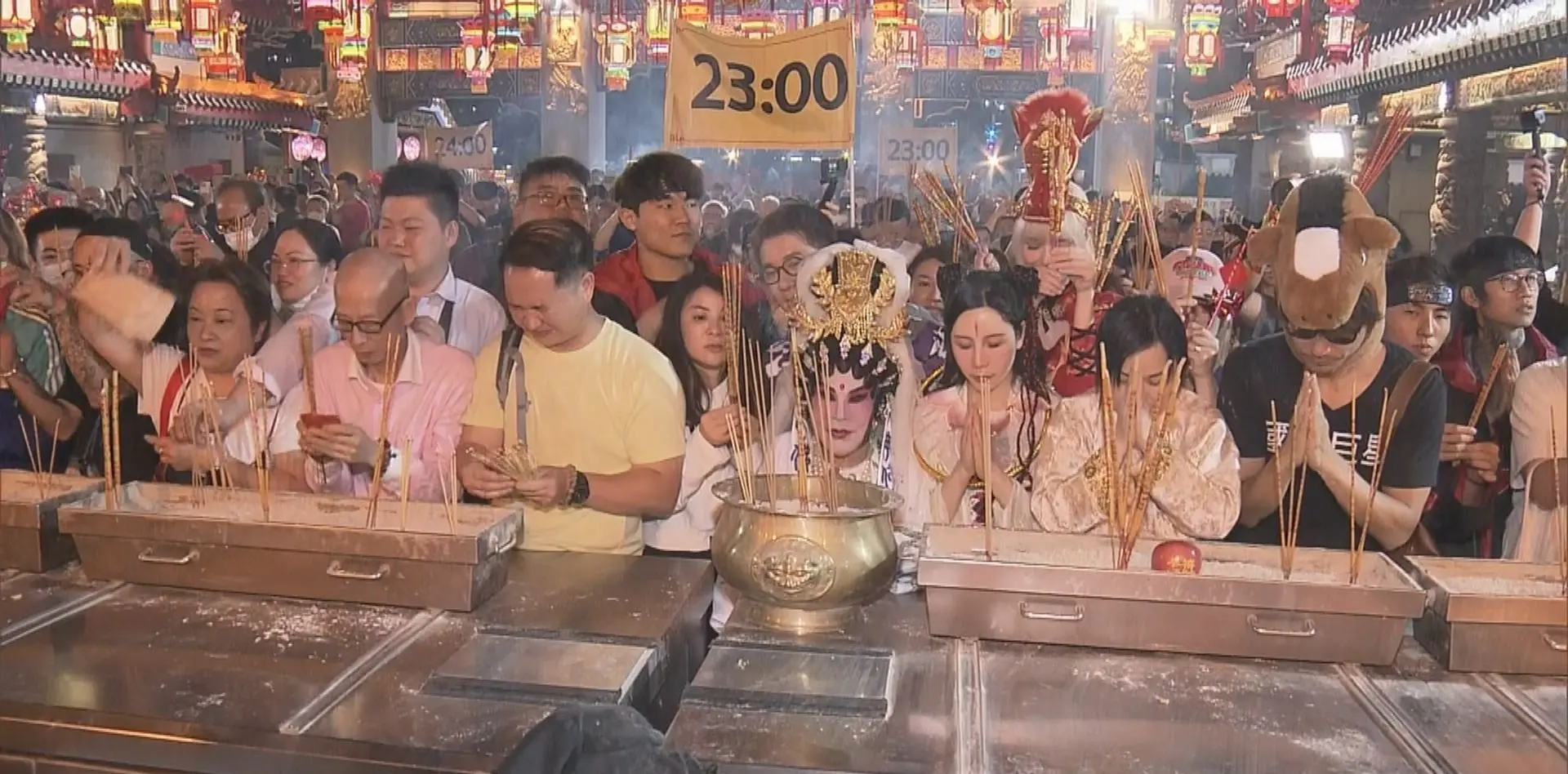 伴隨祠方連番敲響鐘聲，黃夏蕙雙手合十誠心祈願，既為社會祈求「世界和平，大家都有工做、有屋住、有飯食」，祝福市民馬年「身體健康，馬上有錢」。(圖：網絡截圖)