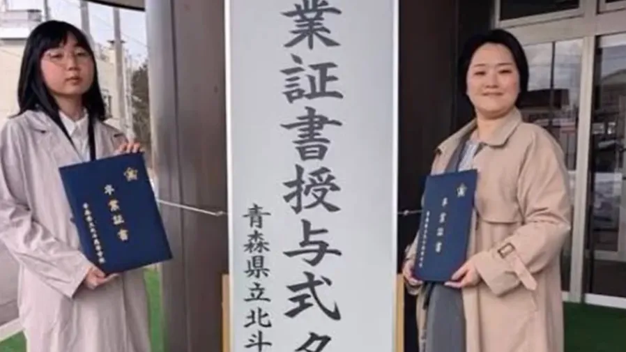 日本單親媽中輟20年，搖身一變成為女兒同班同學，雙雙圓滿畢業的封面圖片