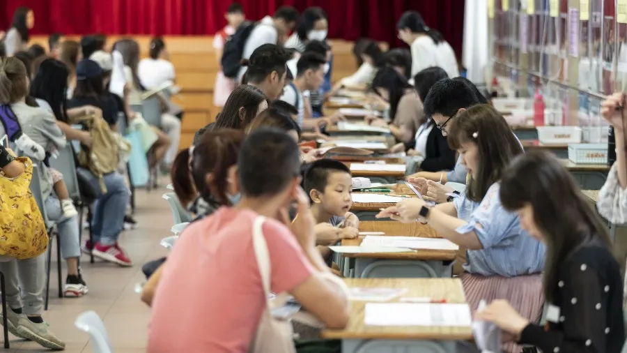 2025小一自行分配學位結果出爐　成功率52.3%創20年新高　家長清晨到校查結果有喜有憂的封面圖片