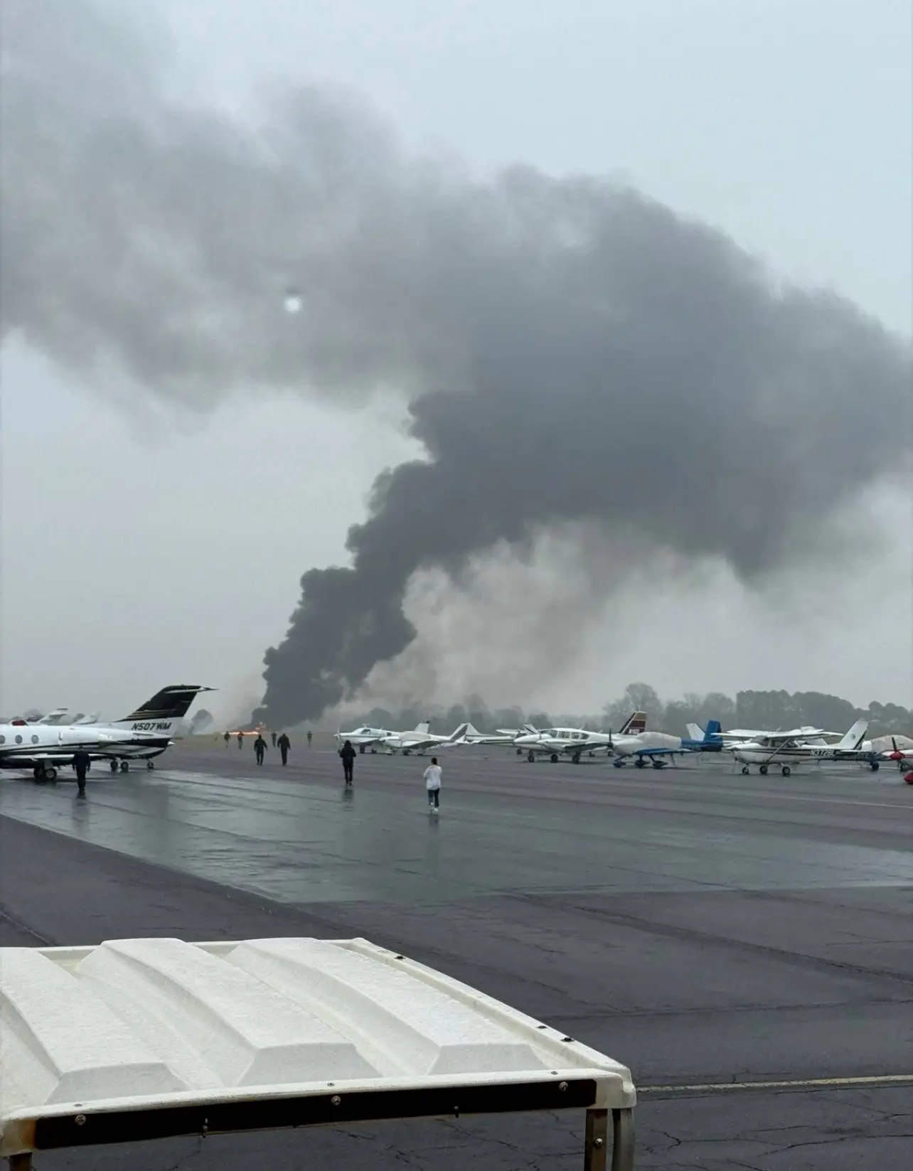 事發後飛機焚燒，黑煙衝天。（圖/X）
