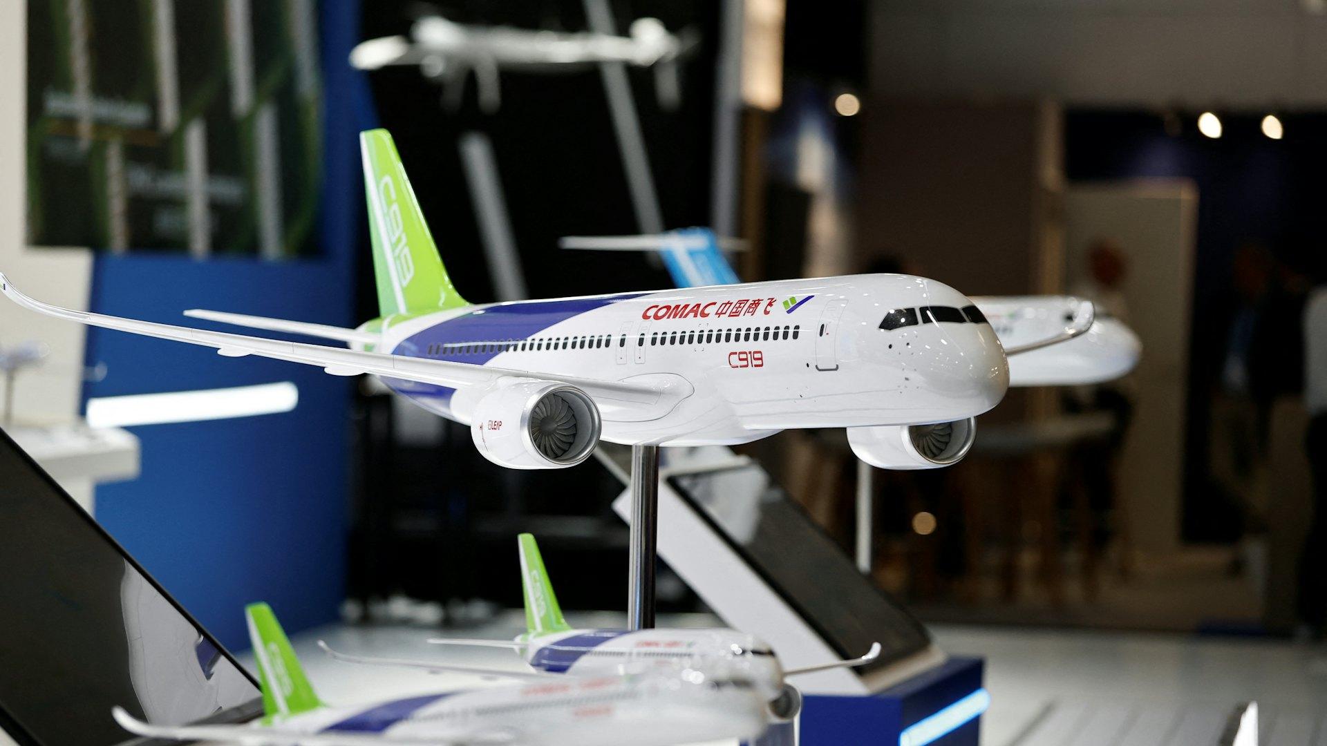 美國航空引擎供應商通用航天(GE Aerospace)周四接獲美國商務部通知,解除數星期前實施的飛機引擎出口限制,現已獲准對中國飛機製造商中國商飛出口兩款分別用於C919和C909飛機的引擎。(新華社)