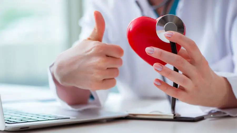 在治療過程中，能夠促進「一氧化氮（NO）」的釋放，這是一種天然的血管擴張劑，能幫助血管放鬆、減少血管阻力，進而降低血壓。